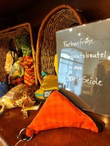 Upcycling: Farbenfrohe Saritaschen